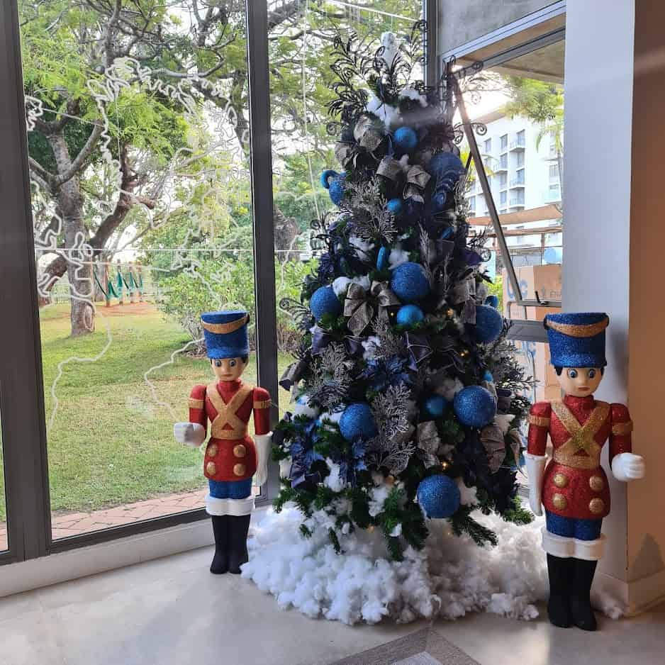 Árvore de natal decorada em casa